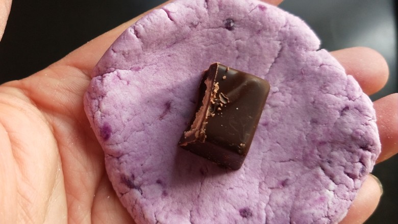 元宵节  巧克力紫薯汤圆,放巧克力，再搓成圆球。