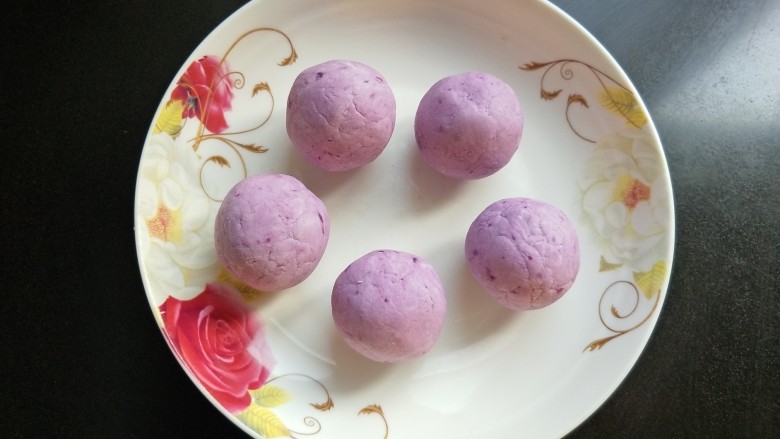 元宵节  巧克力紫薯汤圆,做了五个，多的紫薯团可以做成汤圆放冰箱，随吃随取。