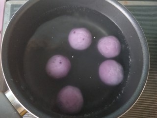 元宵节  巧克力紫薯汤圆,锅内烧水，水开后放入汤圆。