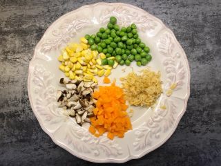 菠萝造型炒饭,玉米豌豆剥粒，香菇和胡萝卜分别切丁