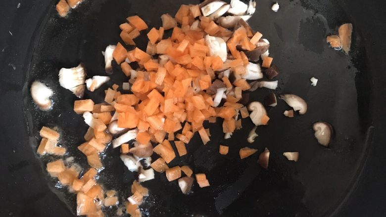 菠萝造型炒饭,锅中放入少许油，倒入胡萝卜和香菇丁翻炒