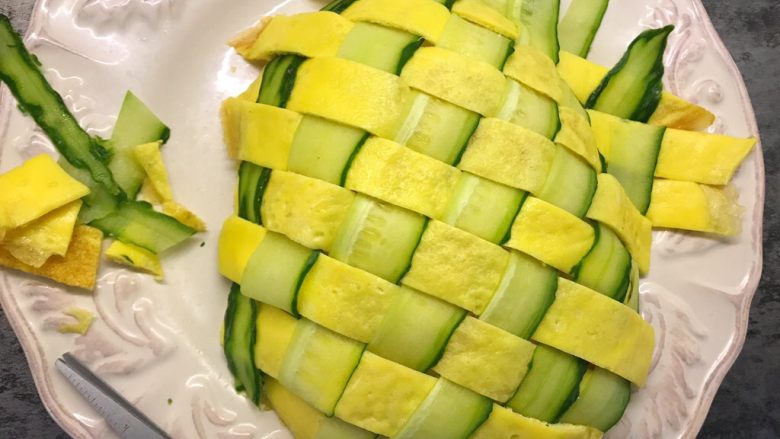 菠萝造型炒饭,用辅食剪剪去边缘多余的黄瓜和蛋皮