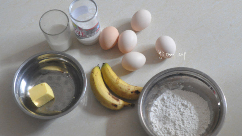 香蕉棉花蛋糕,准备好材料，鸡蛋要6个蛋，拍少了一个