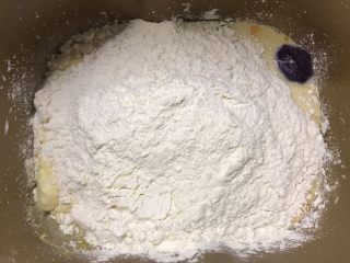 紫薯华夫饼,倒入面粉