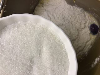 紫薯华夫饼,细砂糖和盐对角放，面粉中间挖一个小洞，倒入酵母，按揉面模式。
