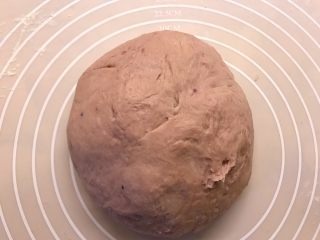 紫薯华夫饼,取出面团揉捏排气