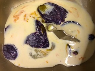 紫薯华夫饼,紫薯放入面包机内，加入牛奶、蛋液