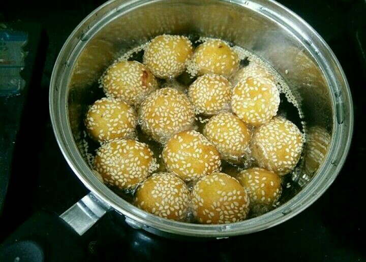 南瓜紫薯丸子,锅里放足够玉米油，待油温五六成热时，把丸子放进去炸到金黄即可出锅，控油。