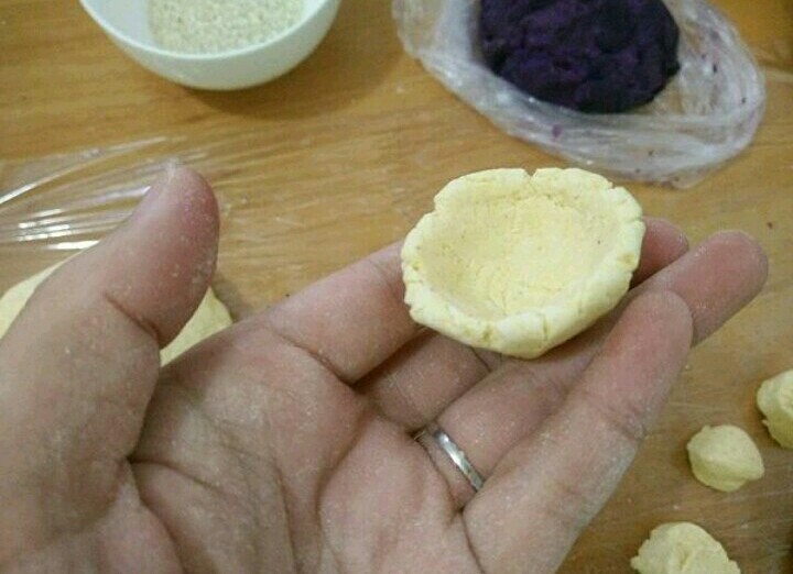 南瓜紫薯丸子,取一块用拇指摁出个洞。
