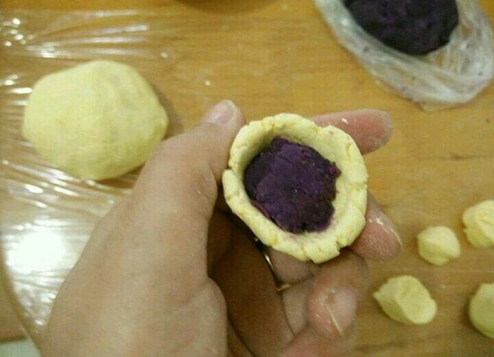 南瓜紫薯丸子,放上适量紫薯馅，包好搓圆。
