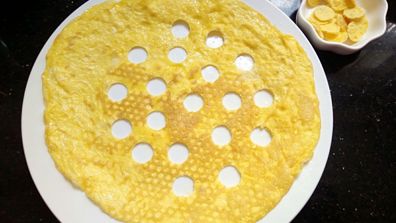 童趣餐~波点蛋包饭,找个吸管或裱花嘴在蛋黄饼上印出若干圆孔