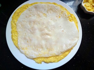 童趣餐~波点蛋包饭,蛋白也煎熟后，叠在熟蛋黄饼上