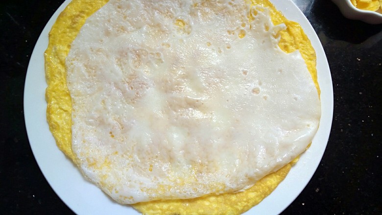 童趣餐~波点蛋包饭,蛋白也煎熟后，叠在熟蛋黄饼上