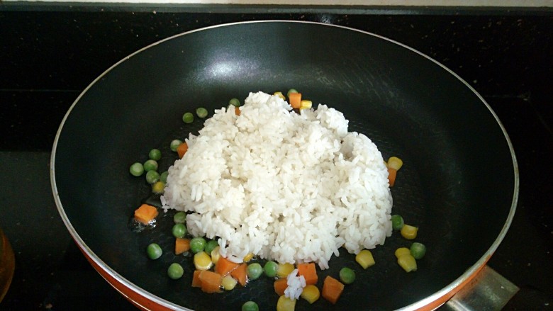 童趣餐~波点蛋包饭,加入米饭一起炒