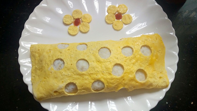 童趣餐~波点蛋包饭,刚刚印出的小圆点，在波点蛋包饭的旁边摆出花朵造型装饰一下