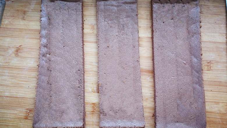 巧克力裸蛋糕,充分放凉后蛋糕片平均分成3片，切去边缘不规则地方。