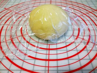 葱香芝士排包,面团拿出来滚圆后，盖上保鲜膜，静置醒发20分钟。