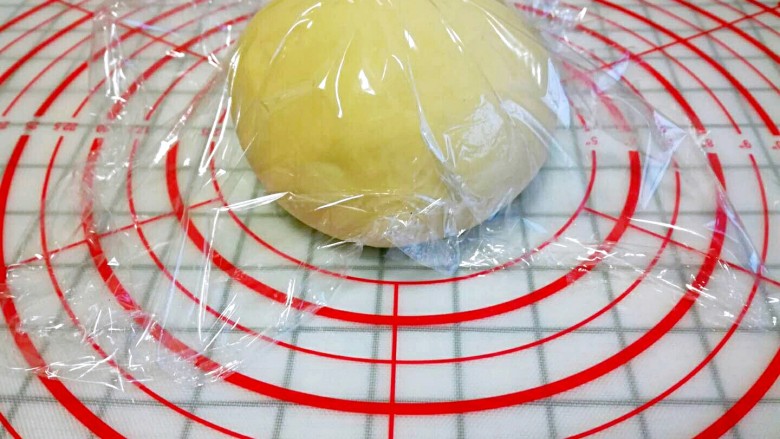 葱香芝士排包,面团拿出来滚圆后，盖上保鲜膜，静置醒发20分钟。