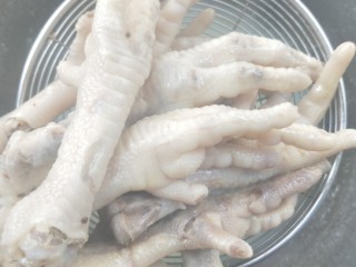 入口即化的韩式辣鸡爪,捞出，备用。