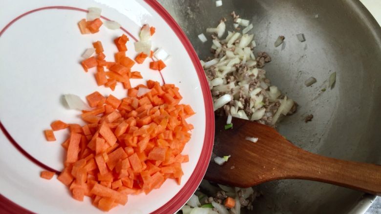 让炒饭粒粒分明的诀窍➕牛肉玉米黄金炒饭,加入胡萝卜末翻炒均匀