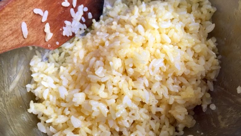 让炒饭粒粒分明的诀窍➕牛肉玉米黄金炒饭,炒好的米饭盛出备用