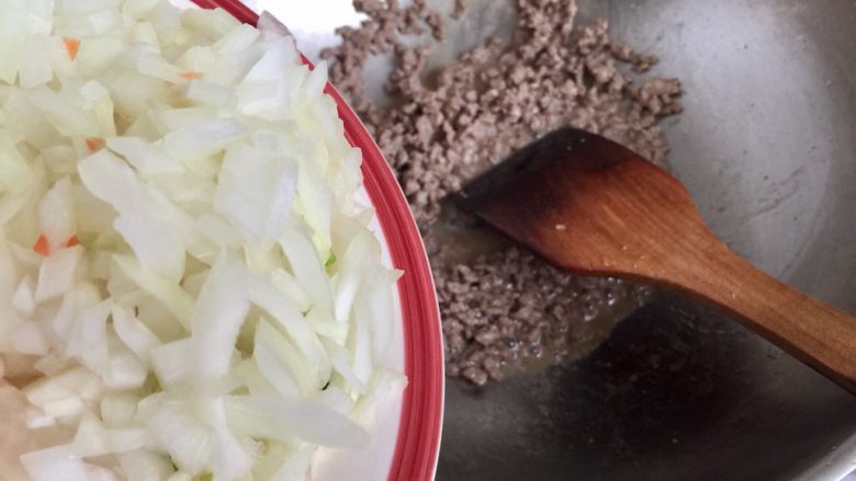 让炒饭粒粒分明的诀窍➕牛肉玉米黄金炒饭,加入洋葱碎，炒出香味