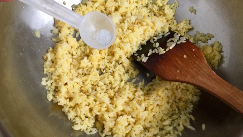让炒饭粒粒分明的诀窍➕牛肉玉米黄金炒饭,加少许食盐给米饭一点底味