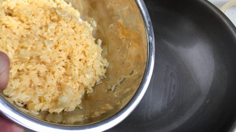 让炒饭粒粒分明的诀窍➕牛肉玉米黄金炒饭,热锅冷油，加入蛋液拌匀的米饭，小火不断翻炒