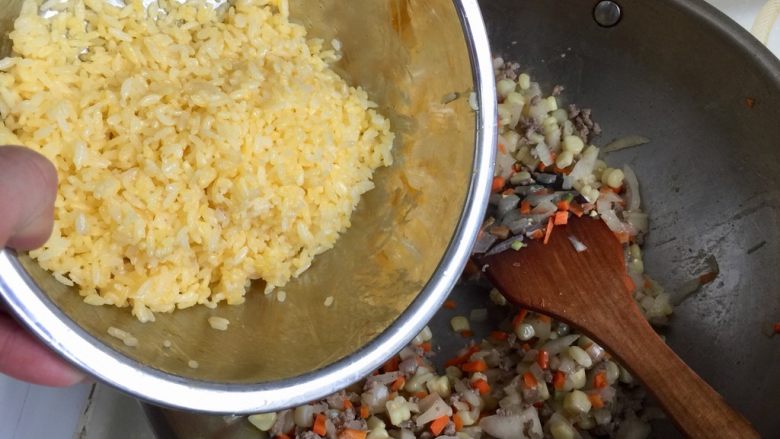 让炒饭粒粒分明的诀窍➕牛肉玉米黄金炒饭,加入事先炒散的米饭翻炒两分钟，一定到炒到米饭和菜彻底混合均匀