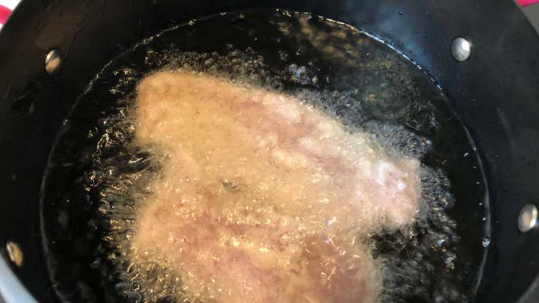 锅包肉,油锅6成热时放入肉片炸至定型