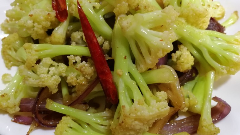 清新干锅炒花菜,炒熟的花菜会变成翠绿色。起锅装盘，清脆爽口。