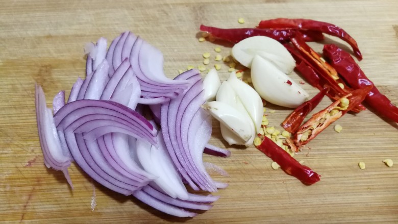 清新干锅炒花菜,将圆葱切条，蒜切片，朵椒中间切开，