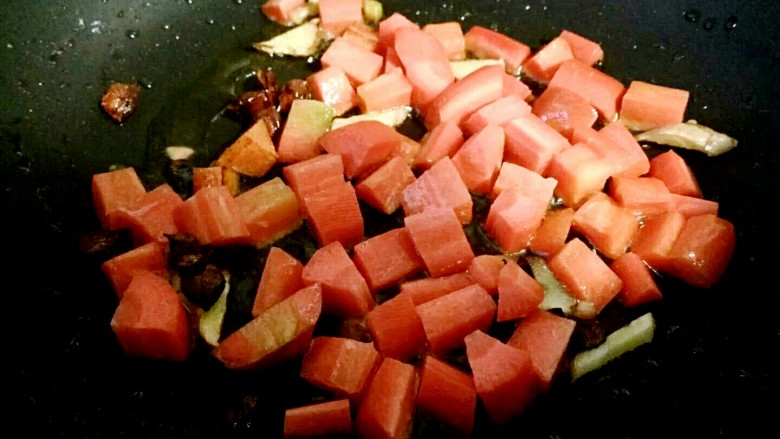 土豆烧牛肉,加入胡萝卜，大家应该知道胡萝卜熟的是最有营养的，另外胡萝卜不太容易熟，所以多炒一会，大概5.6分熟就可以。