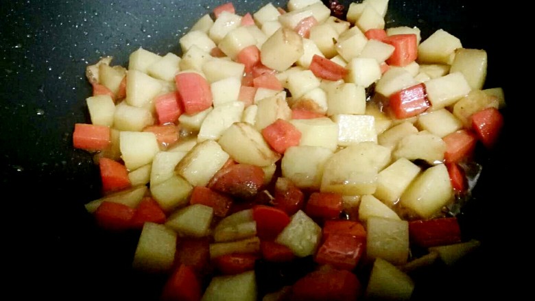 土豆烧牛肉,继续炒制。