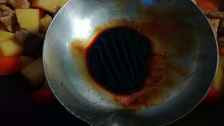 土豆烧牛肉,加入适量红烧酱油，可以很好的上色。