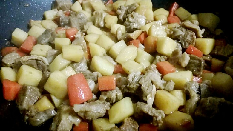 土豆烧牛肉,再加入适量的牛肉汤（半勺左右），然后翻炒几下等待收汁方可装盘食用。出锅前尝一下味道，可以适当的加入一些调料进行调味。