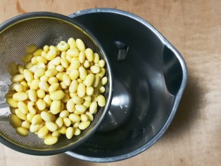 黄金养生枸花黄豆浆,黄豆放入豆浆机