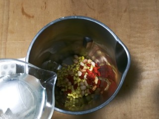 黄金养生枸花黄豆浆,放入适量清水，在豆浆机里面上下刻度之间