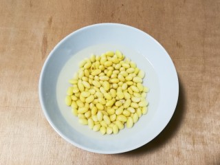 黄金养生枸花黄豆浆,黄豆洗净浸泡四小时至黄豆完全泡开