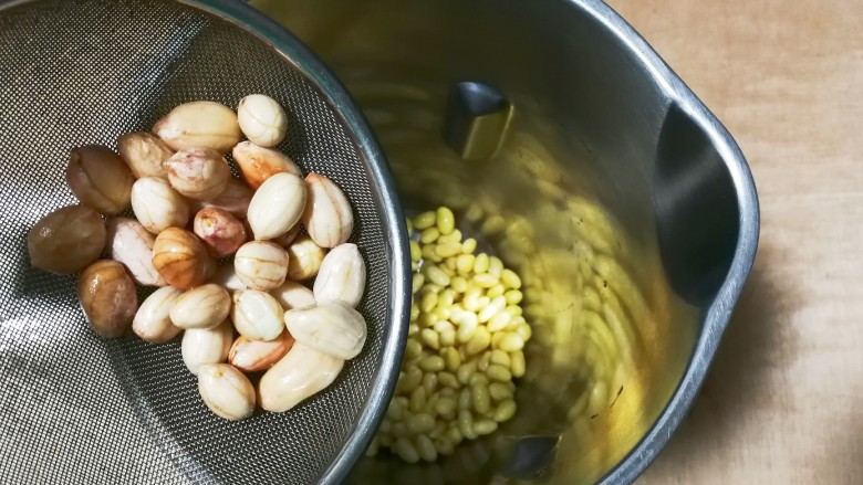 黄金养生枸花黄豆浆,花生放入豆浆机