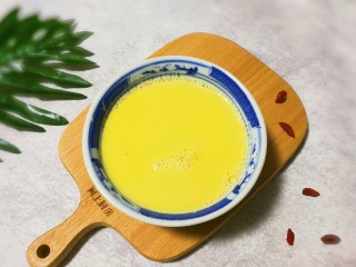 黄金养生枸花黄豆浆,倒入碗中可以享用