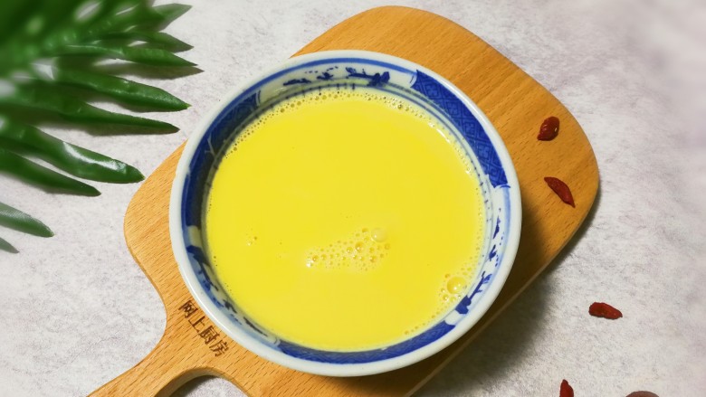 黄金养生枸花黄豆浆,倒入碗中可以享用