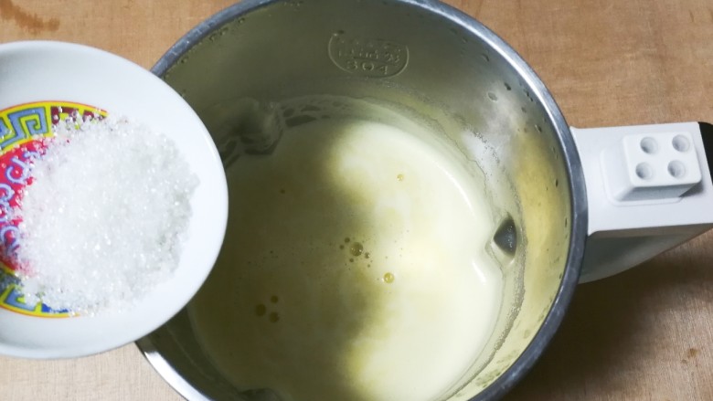黄金养生枸花黄豆浆,放入砂糖搅拌均匀