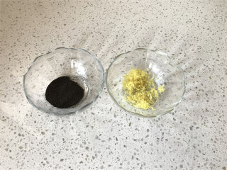 柠檬红茶软欧,新鲜柠檬盐搓后洗净擦干，用刨刀刨下皮屑，红茶原叶打成粉过筛。