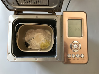柠檬红茶软欧,所有材料（除黄油外）放入面包机内，设置和面15分钟。