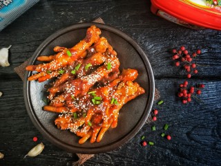入口即化的韩式辣鸡爪,即可盛盘。
～随意点缀一点葱花吧，也可以不用。
