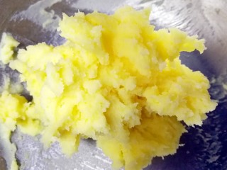 提拉米苏曲奇饼干,用打蛋器打几分钟，糖和黄油融合在一起就可以了