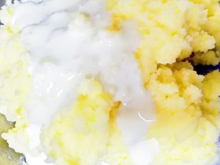 提拉米苏曲奇饼干,淡奶油分三次加入到黄油混合物中，每打发一次，充分融合了再加第二次，同样打发充分融合了再加第三次