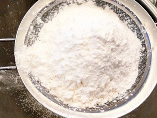 提拉米苏曲奇饼干,低筋面粉和玉米淀粉过筛