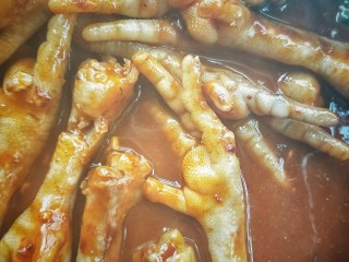 入口即化的韩式辣鸡爪,加一碗清水，继续小火🔥焖煮，让鸡爪充分入味。